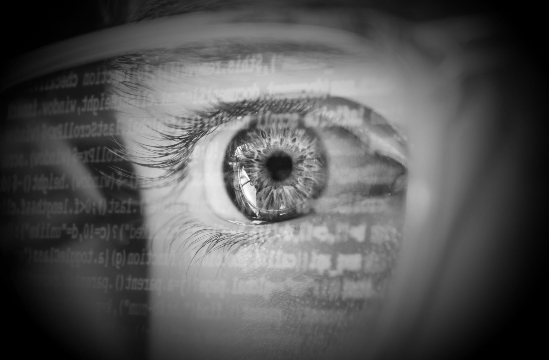 Detajl človeškega očesa z digitalnimi kodami v ozadju.